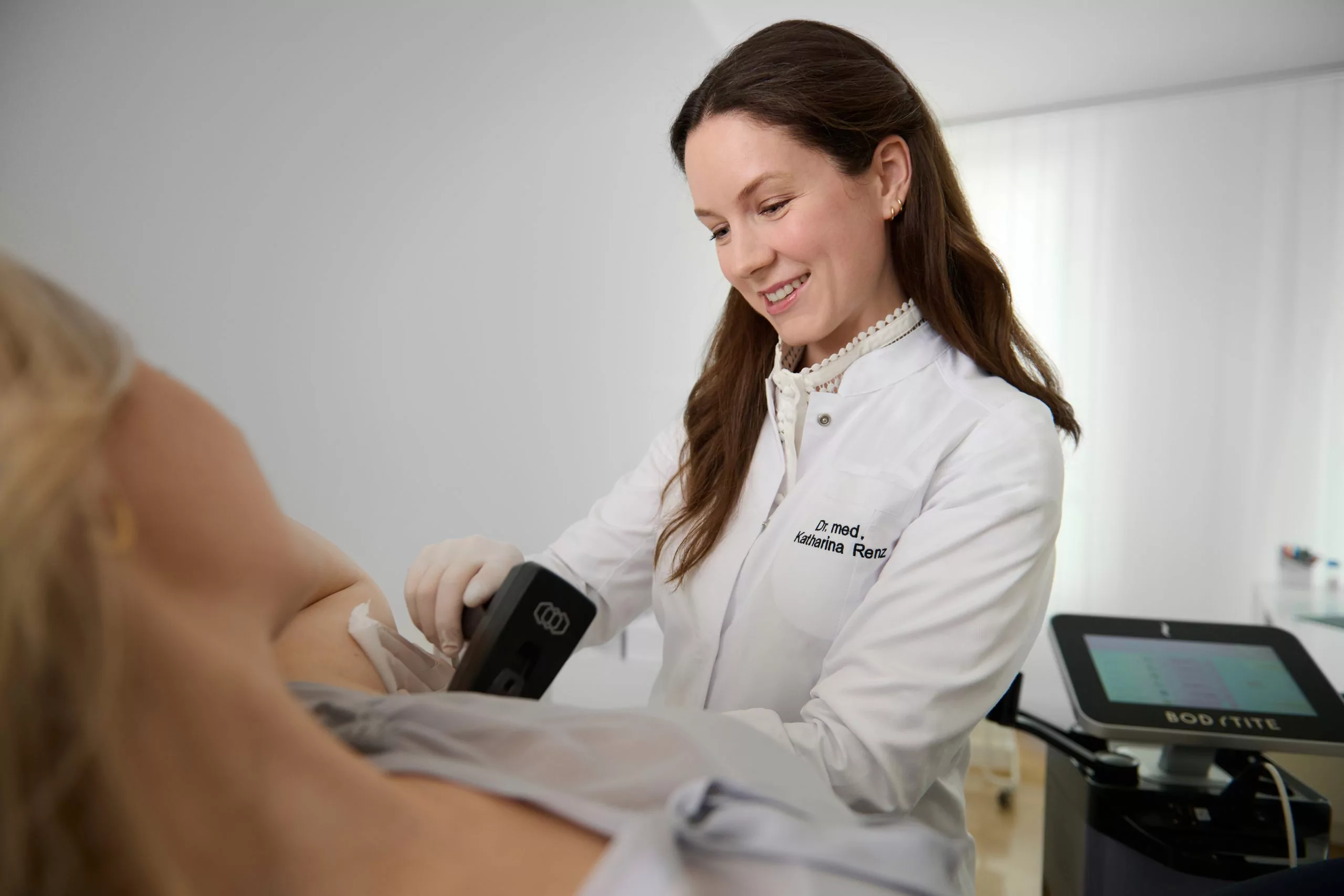 How Internal Medicine Physicians Work with Specialists for Holistic Care